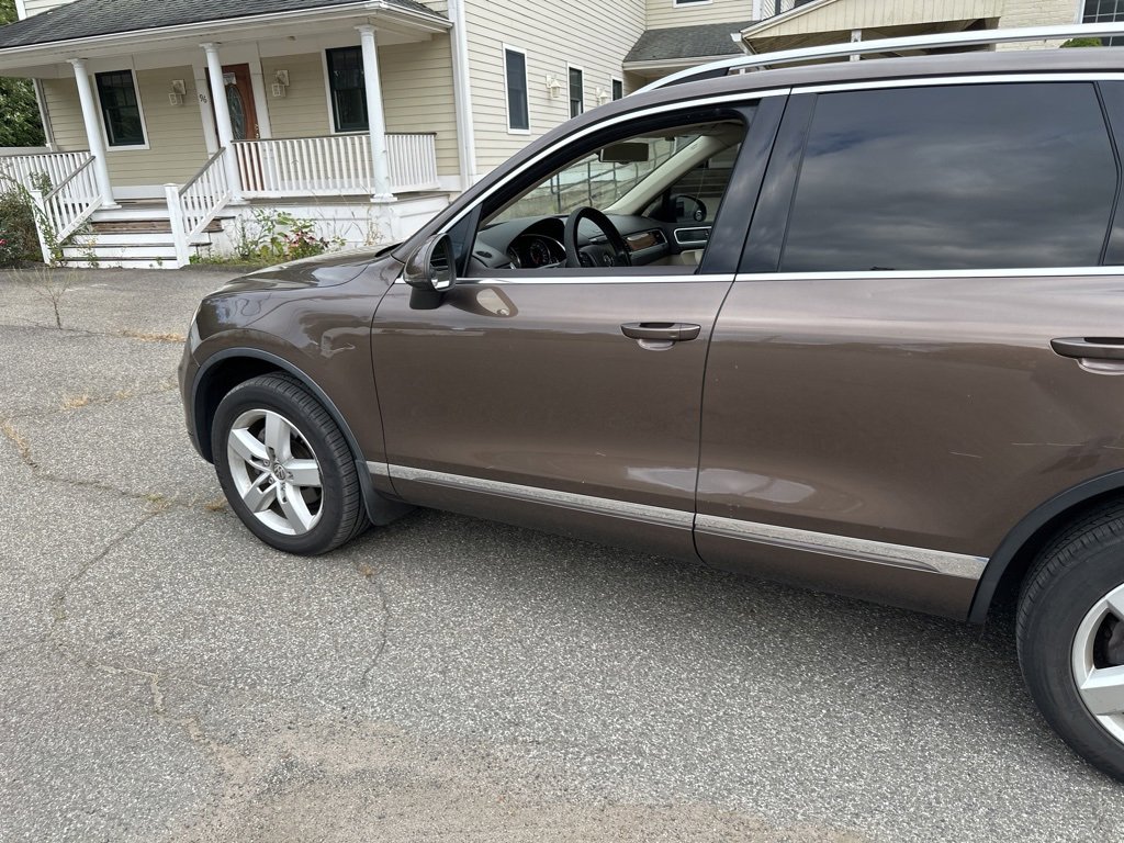 Used 2014 Volkswagen Touareg VR6 image 2