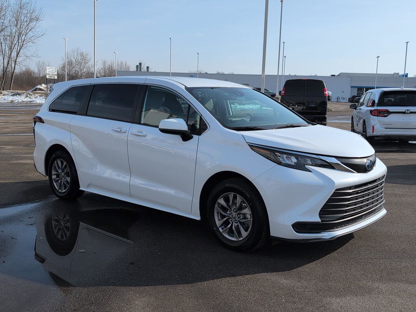 Used 2025 Toyota Sienna LE image 12