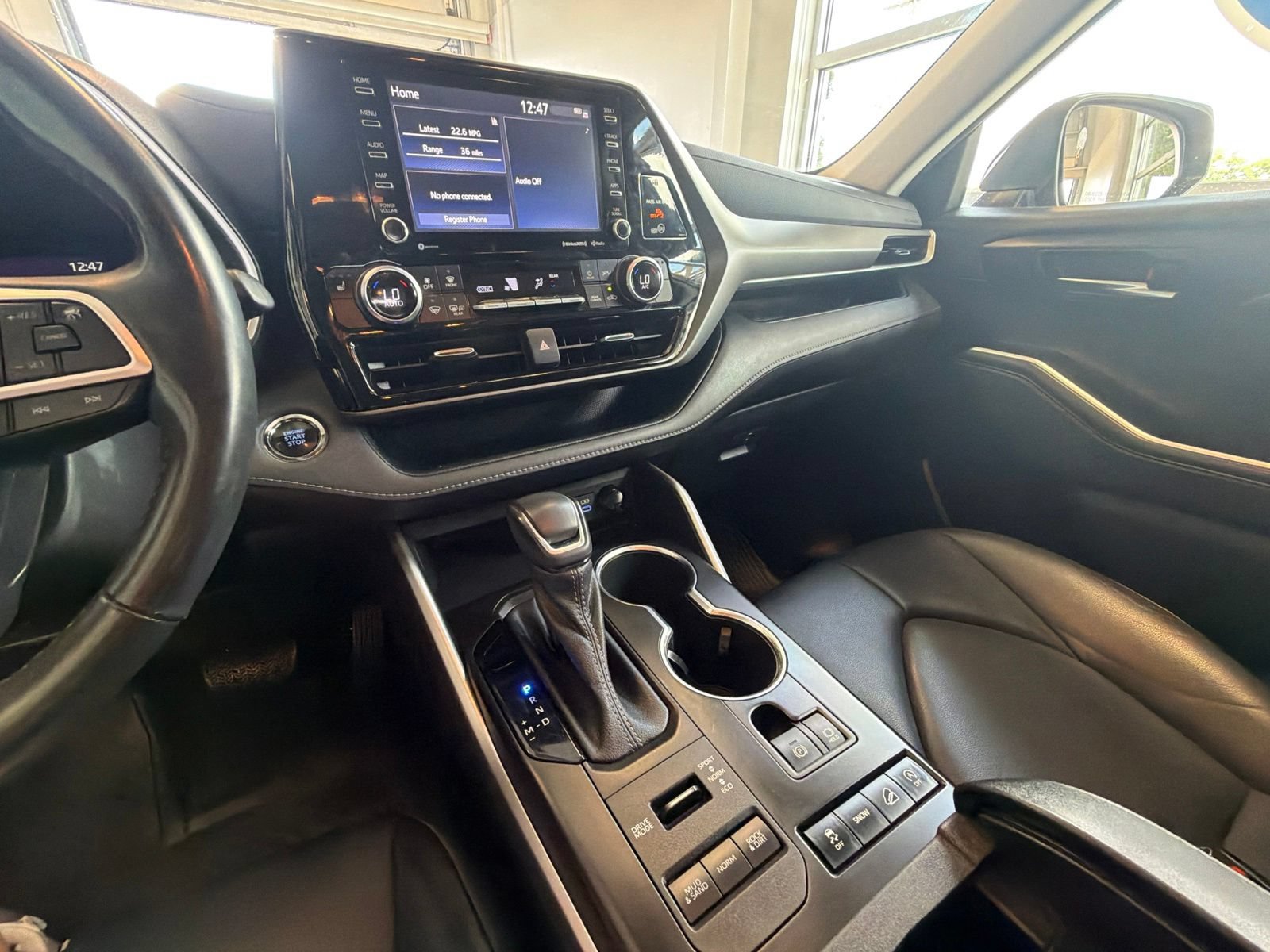 Used 2022 Toyota Highlander XLE AWD/4WD image 25