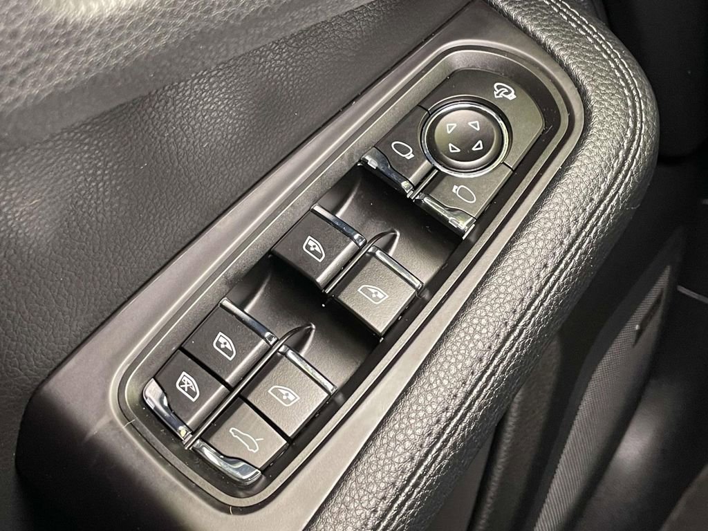 Certified 2022 Porsche Macan image 39