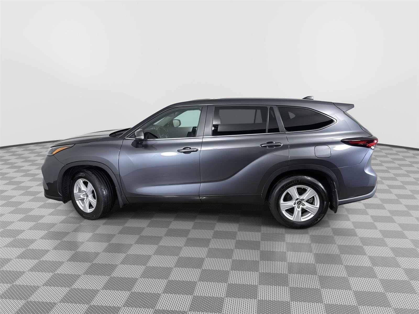 Used 2024 Toyota Highlander LE image 22