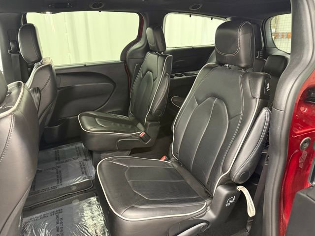 Used 2025 Chrysler Pacifica Limited image 23