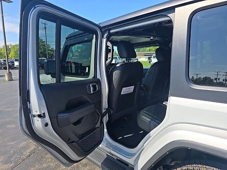 Used 2022 Jeep Wrangler Unlimited Sahara w/ Dual Top Group image 25