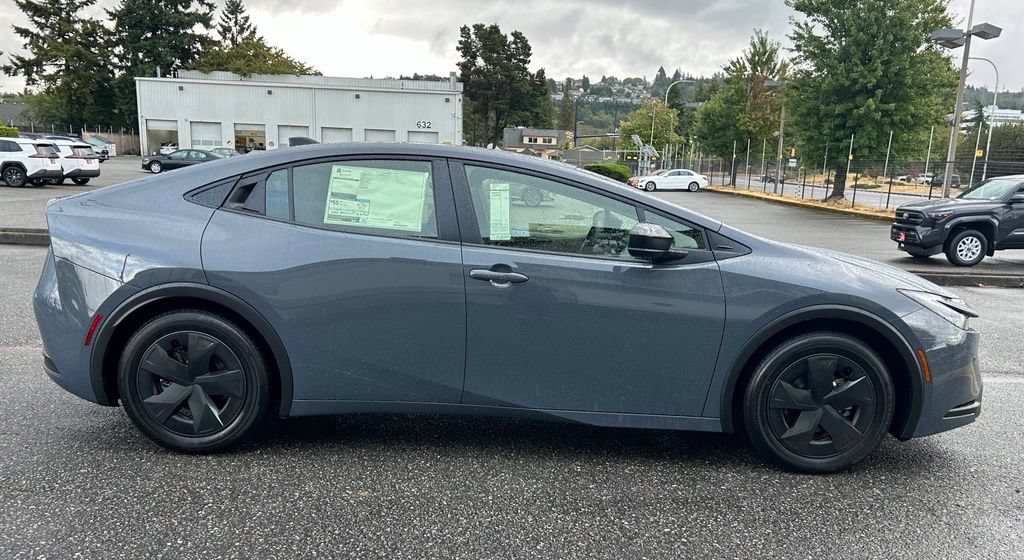 New 2027 Toyota Prius LE FWD image 4