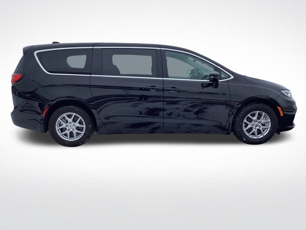 Used 2024 Chrysler Pacifica Touring-L image 10