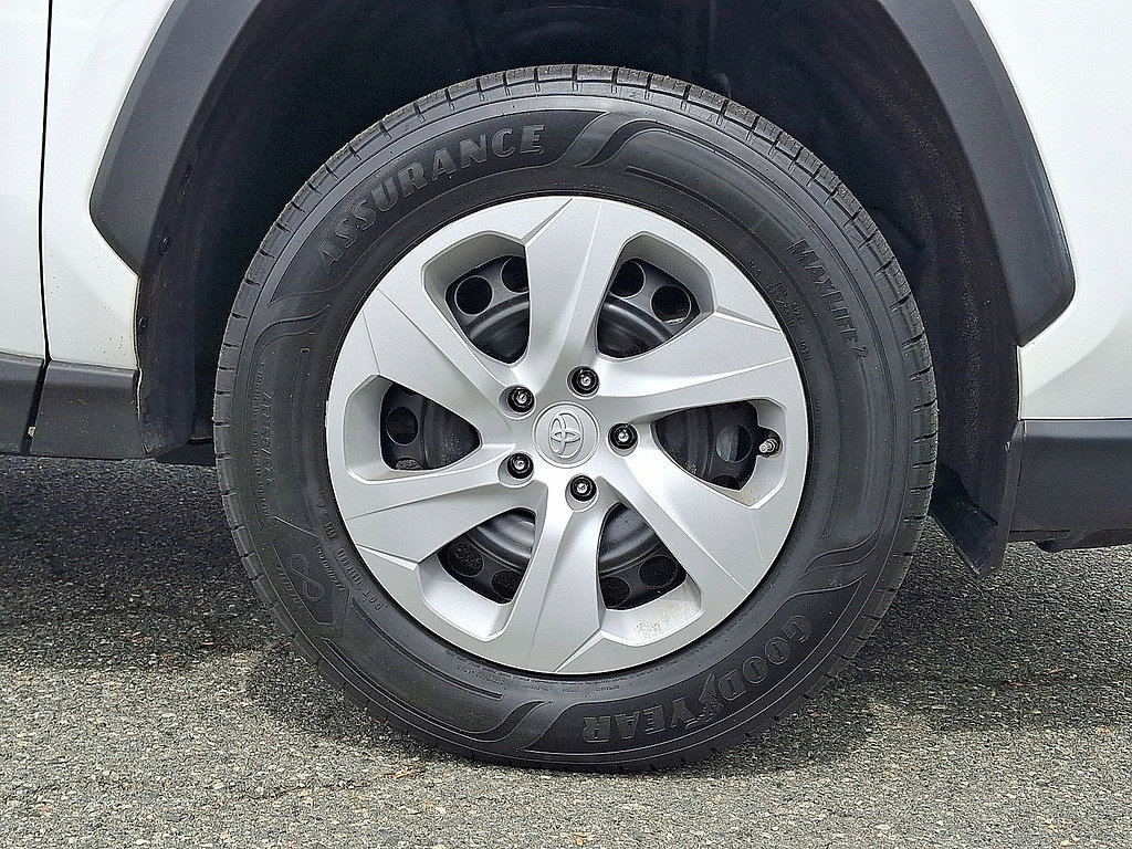 Used 2024 Toyota RAV4 LE AWD/4WD image 26