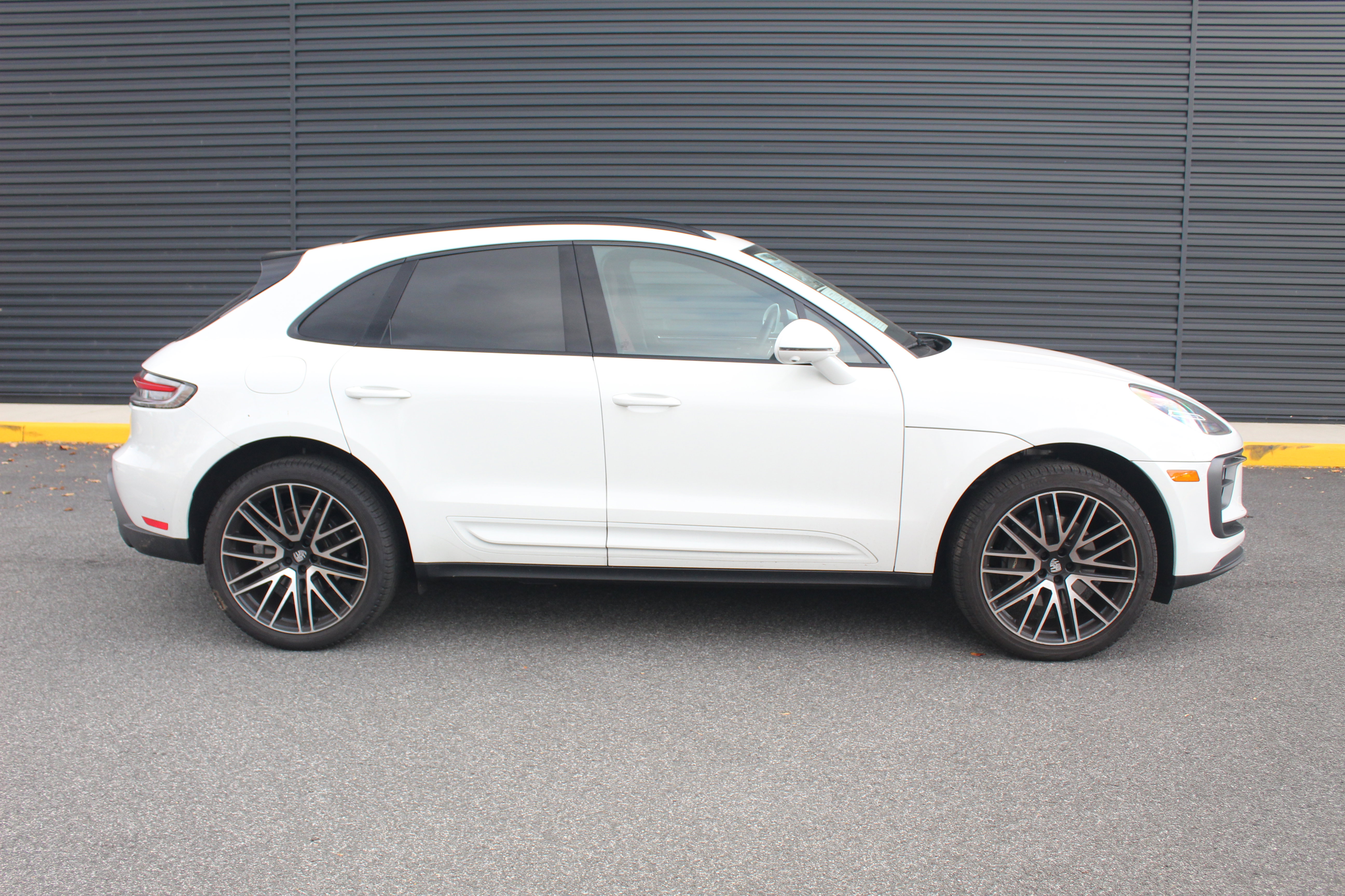 Certified 2025 Porsche Macan image 9