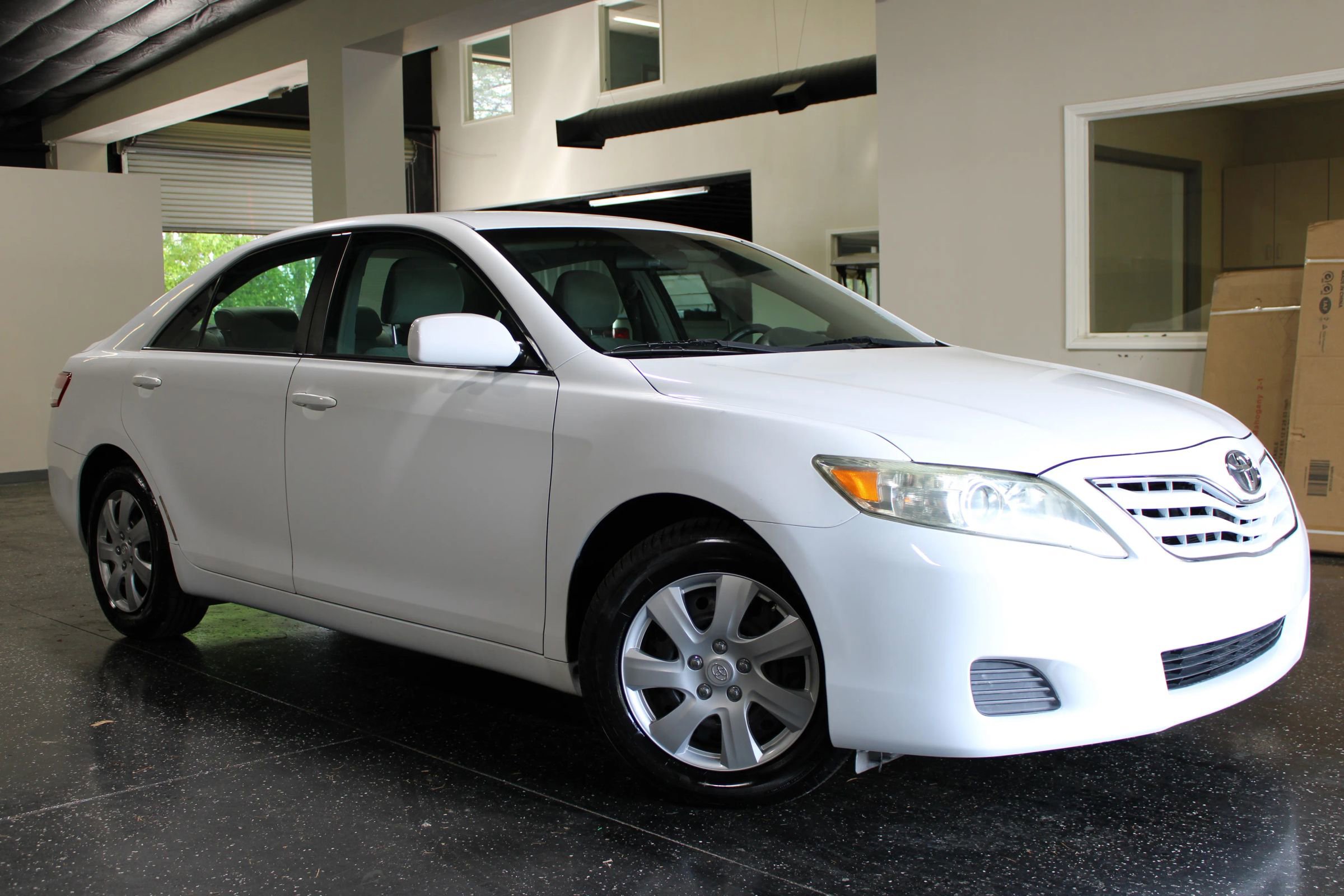 Used 2010 Toyota Camry LE image 1