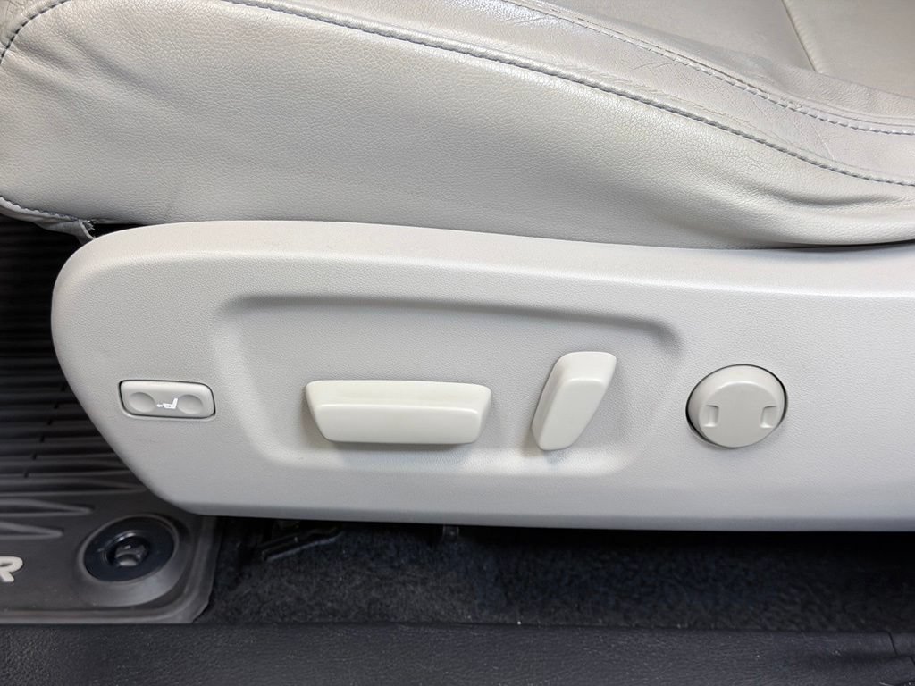 Used 2015 Toyota Highlander XLE AWD/4WD image 12