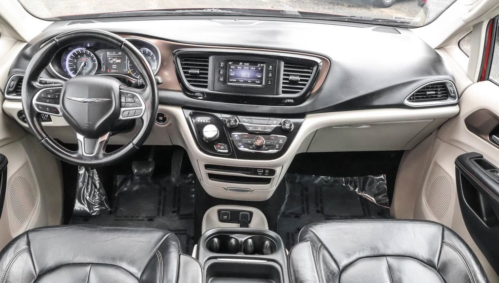 Used 2017 Chrysler Pacifica Touring-L image 27