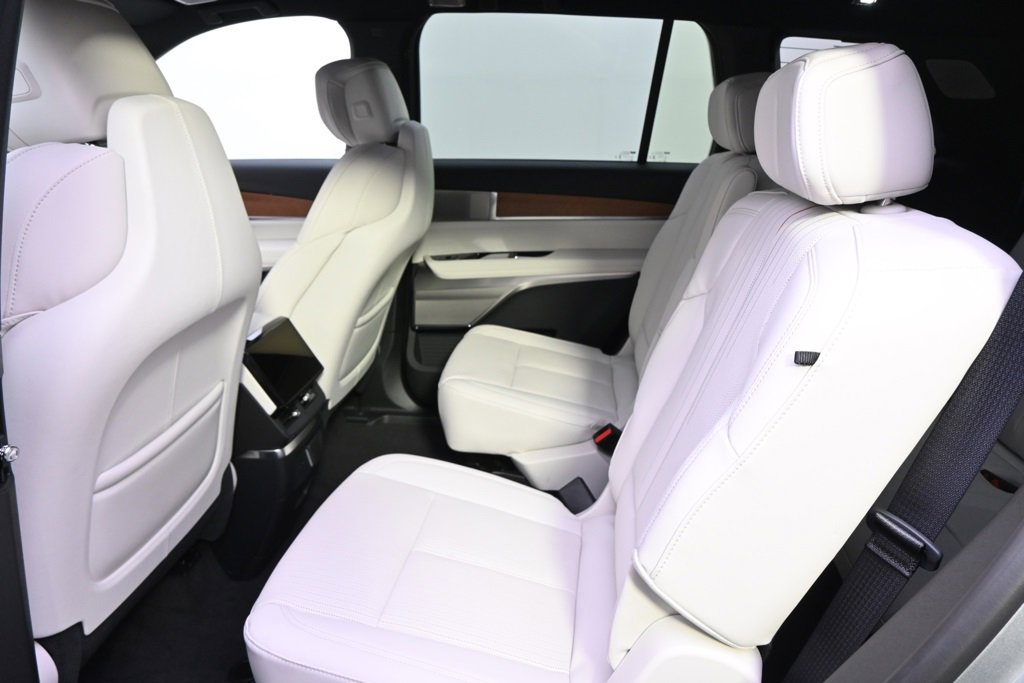 New 2026 Cadillac Vistiq Sport w/ LPO, Floor Liner Package image 21