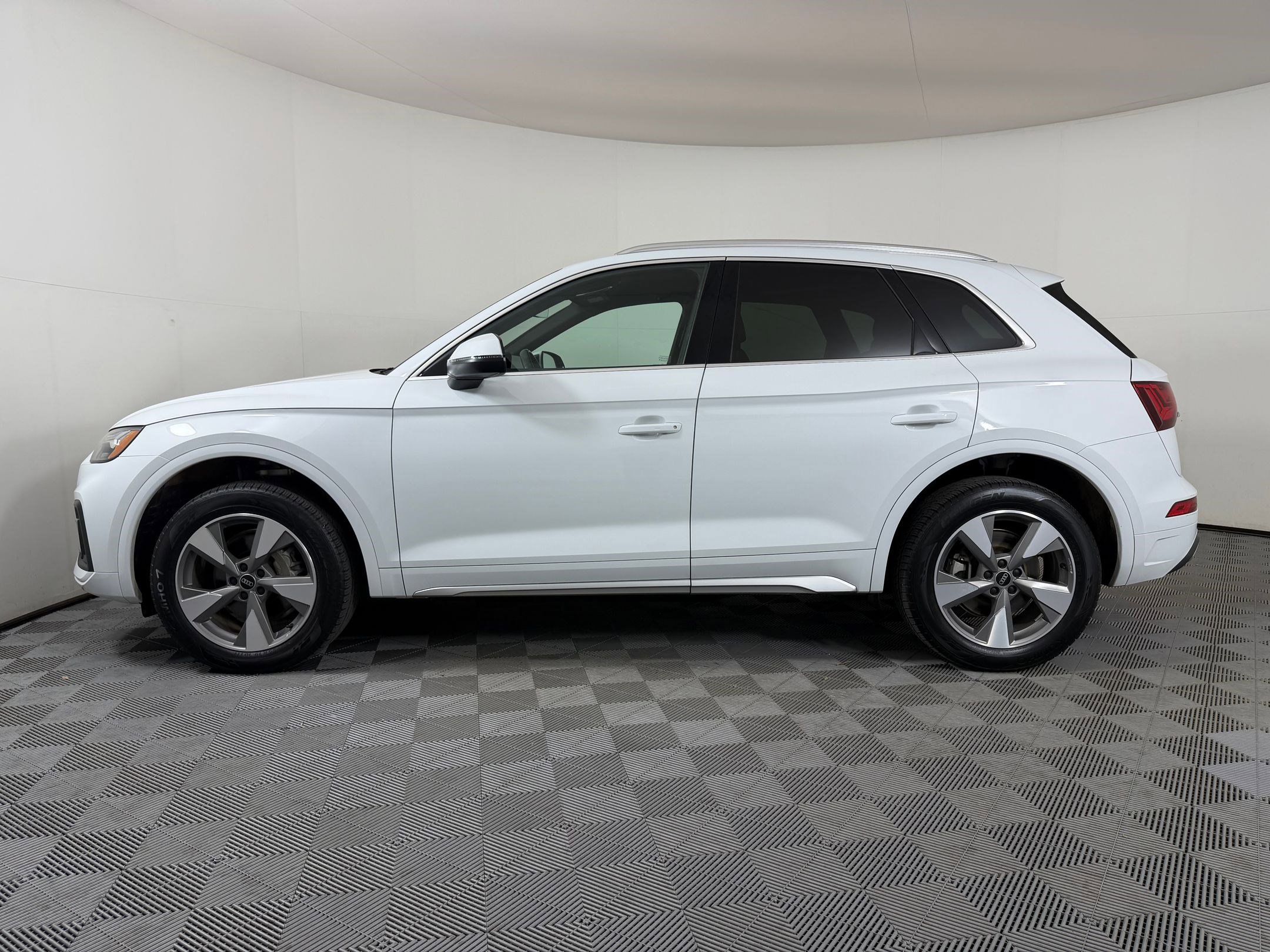 Certified 2023 Audi Q5 Premium w/ Convenience Package AWD/4WD image 2