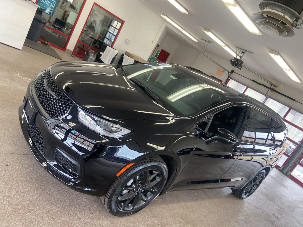 New 2026 Chrysler Pacifica Select w/ S Appearance Package AWD/4WD image 4