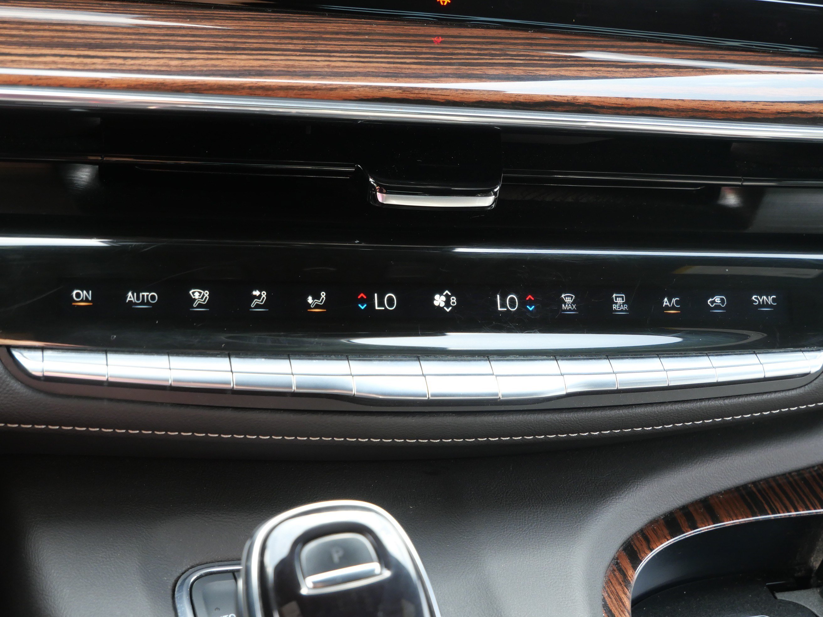 Certified 2024 Cadillac Escalade Premium Luxury w/ Performance Package AWD/4WD image 23