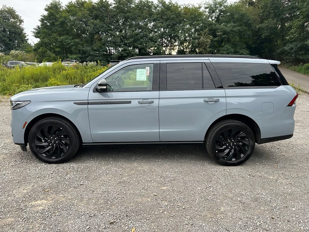 New 2027 Lincoln Navigator Reserve w/ Jet Appearance Package AWD/4WD image 2