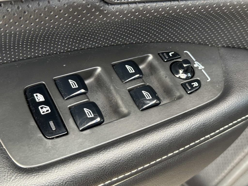 Used 2018 Volvo V90 T5 R-Design image 23