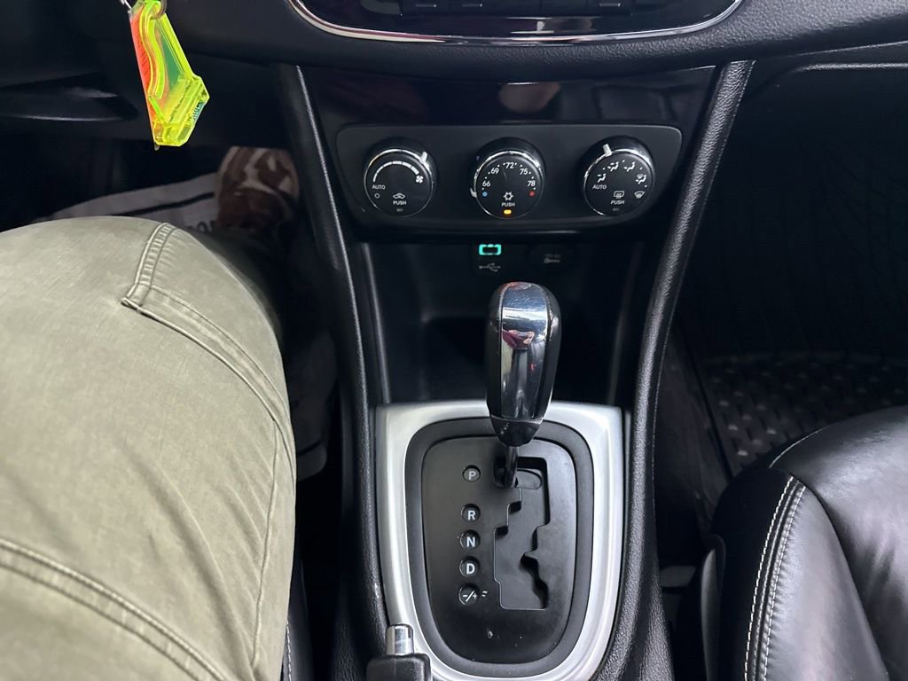 Used 2011 Chrysler 200 Limited image 40