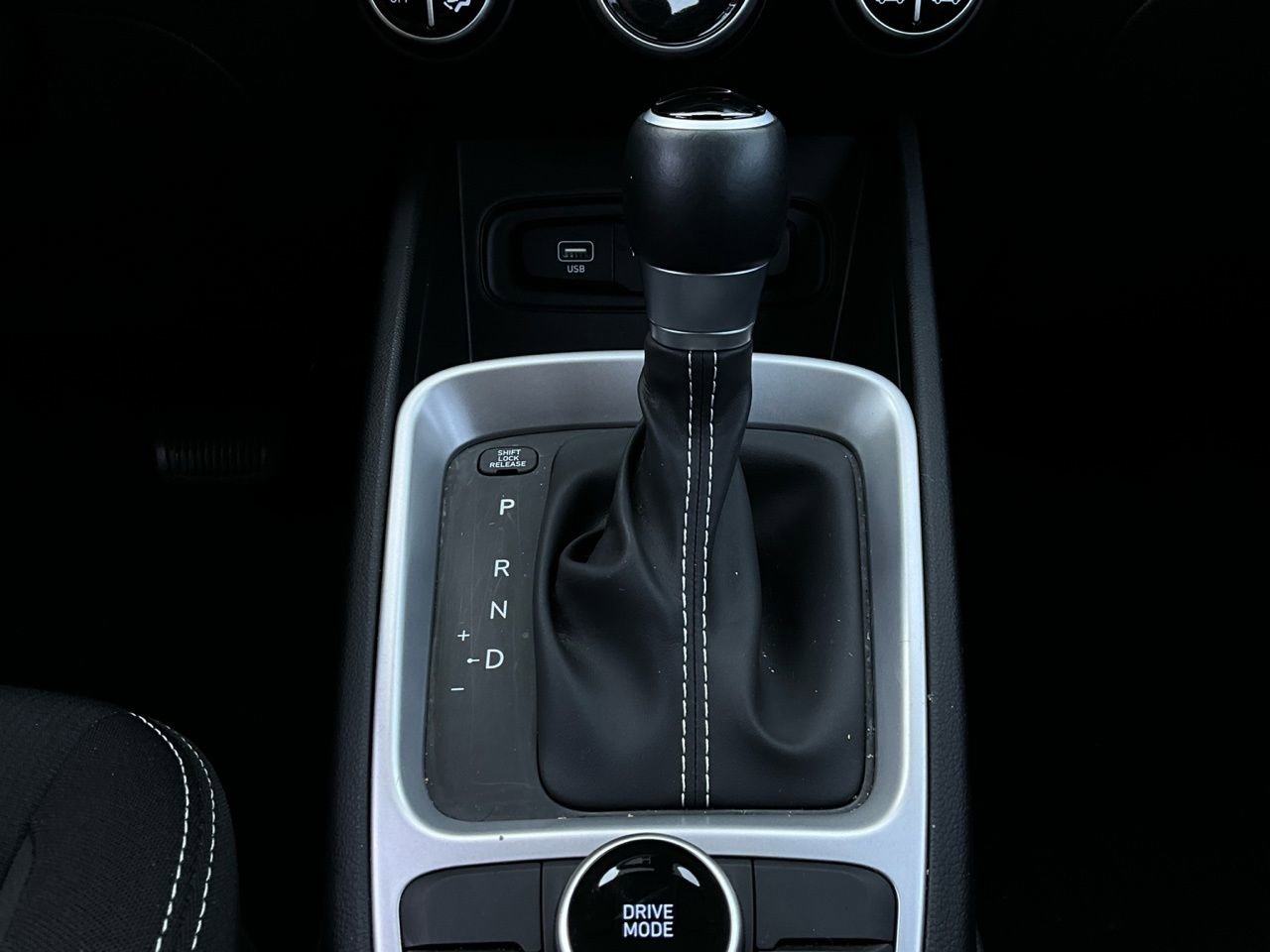 Used 2025 Hyundai Venue SEL image 24