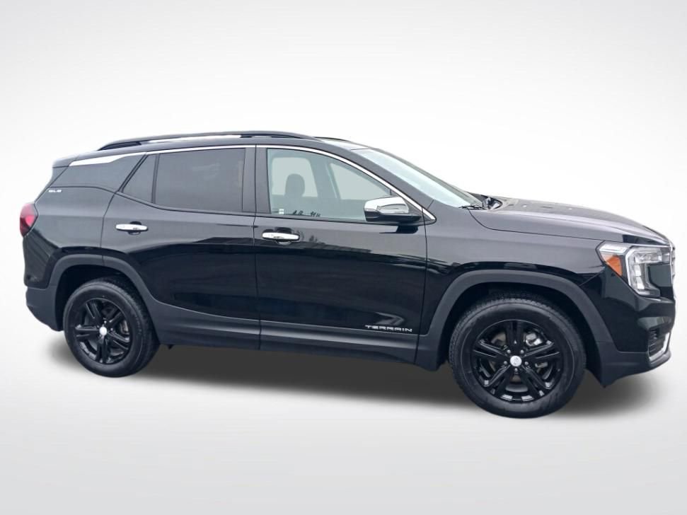 Used 2024 GMC Terrain SLE w/ Driver Convenience Package image 2