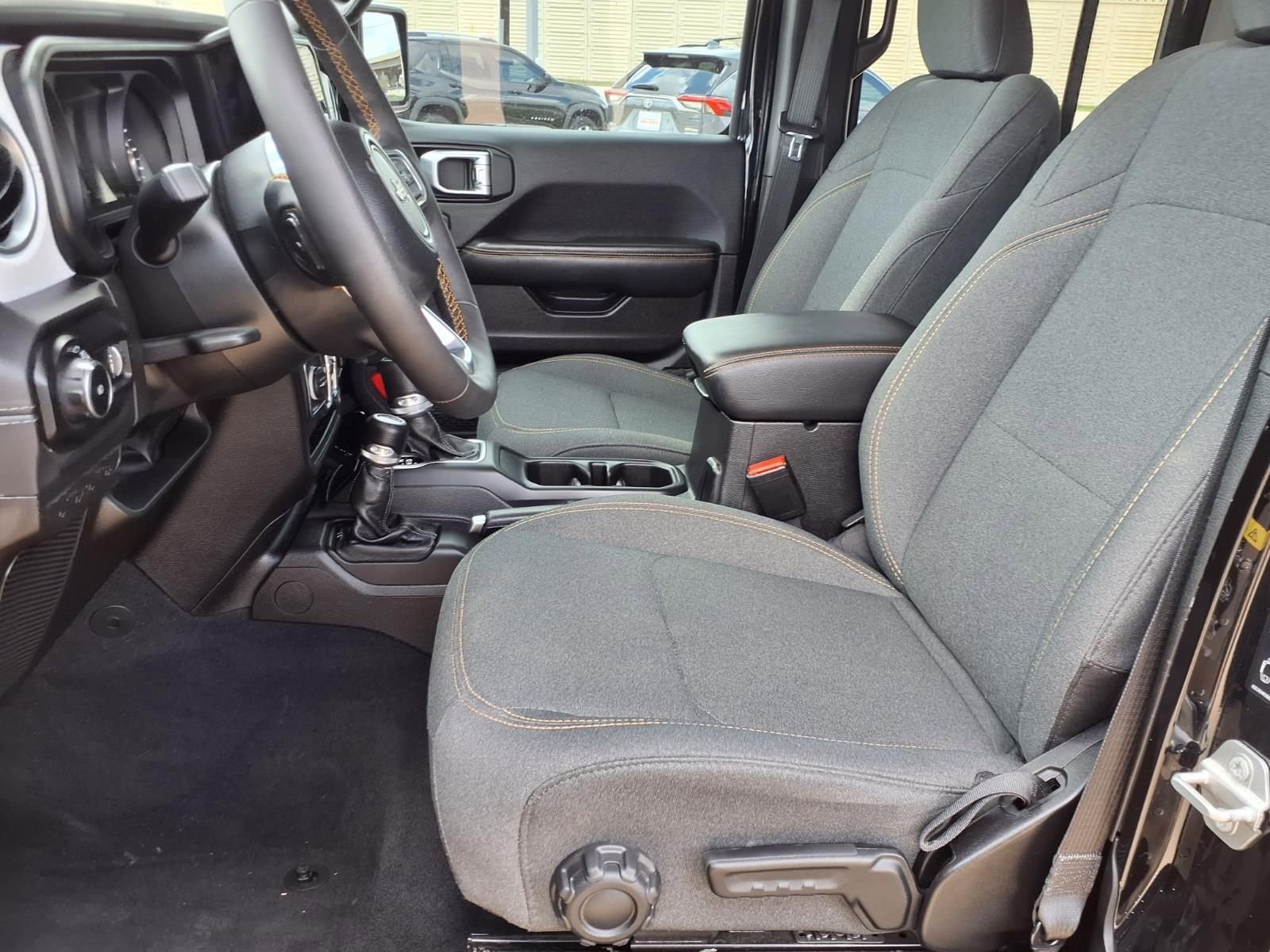 Used 2025 Jeep Wrangler Sahara image 24