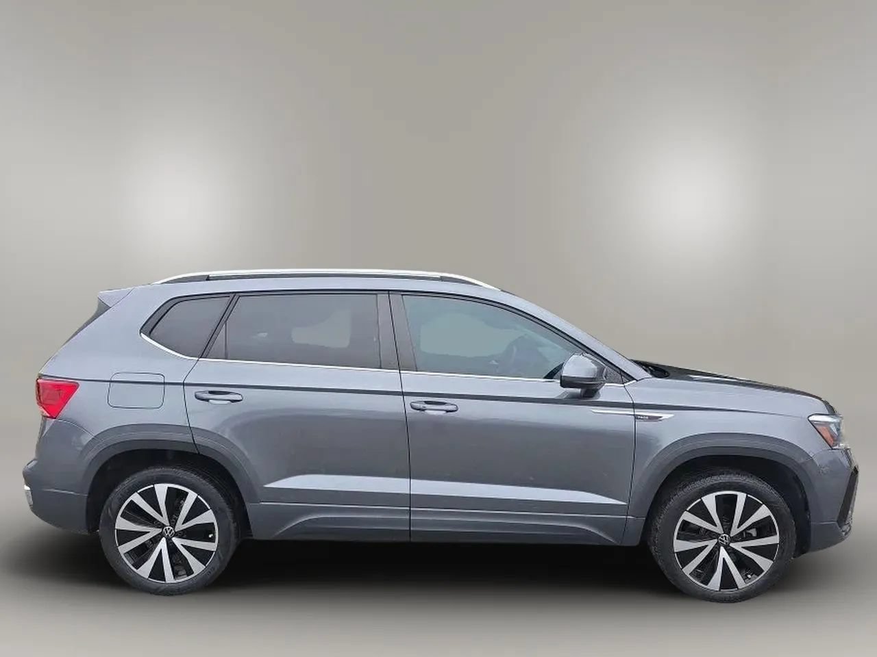 Used 2023 Volkswagen Taos SE w/ Panoramic Sunroof Package FWD image 9