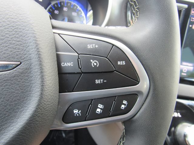 Used 2024 Chrysler Pacifica Touring-L FWD image 44