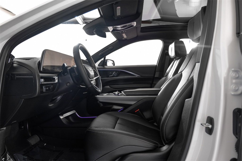 Used 2024 Cadillac Lyriq Luxury image 3