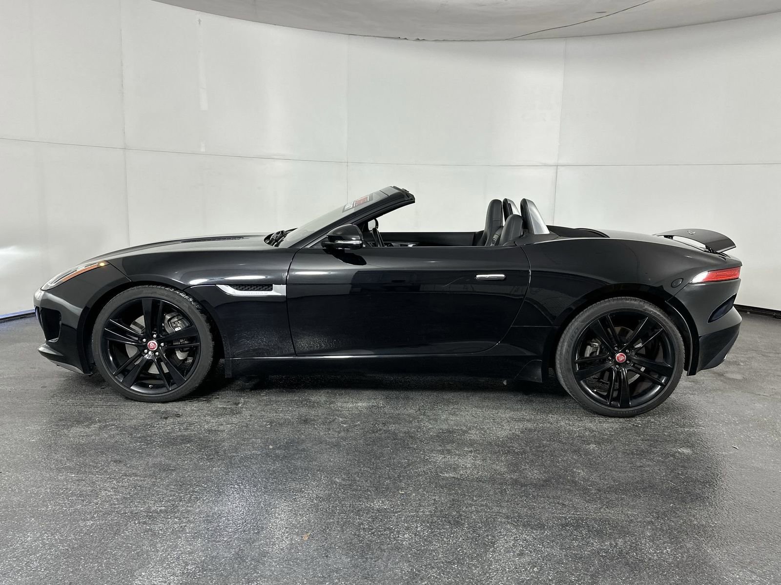 Used 2017 Jaguar F-TYPE Convertible image 8