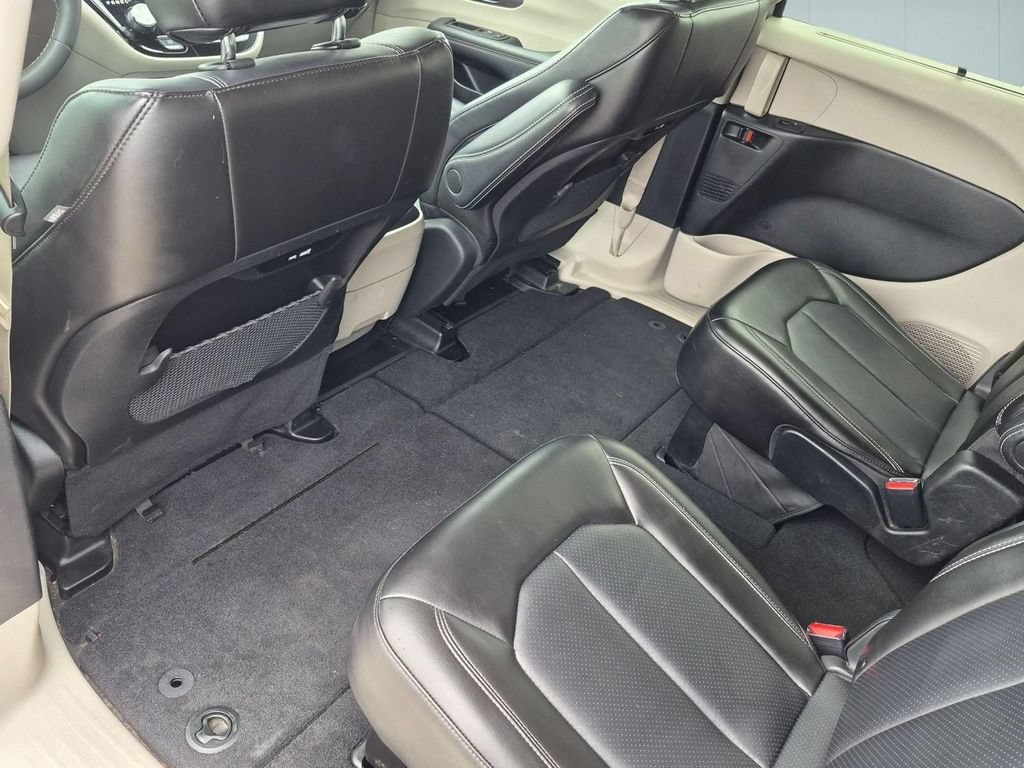 Used 2024 Chrysler Pacifica Touring-L FWD image 27