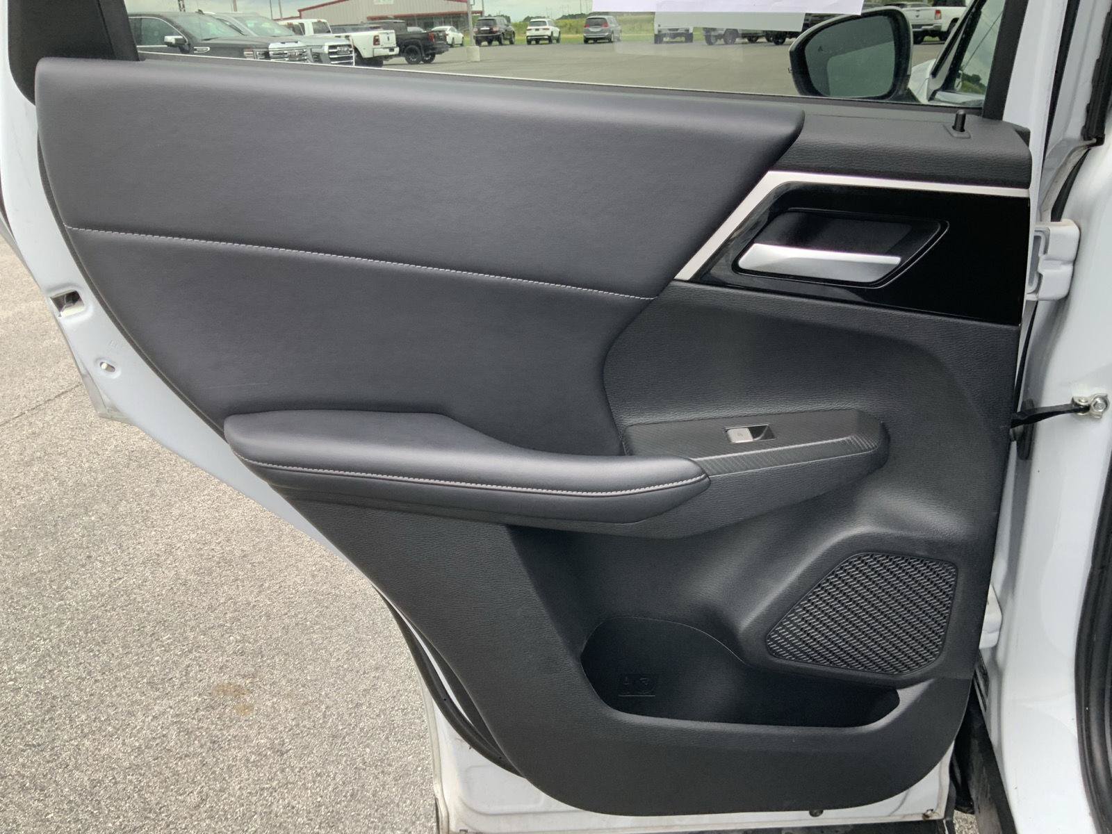 Used 2024 Mitsubishi Outlander SE AWD/4WD image 45