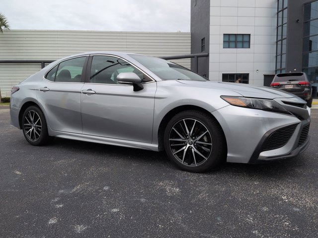 Used 2023 Toyota Camry SE image 2