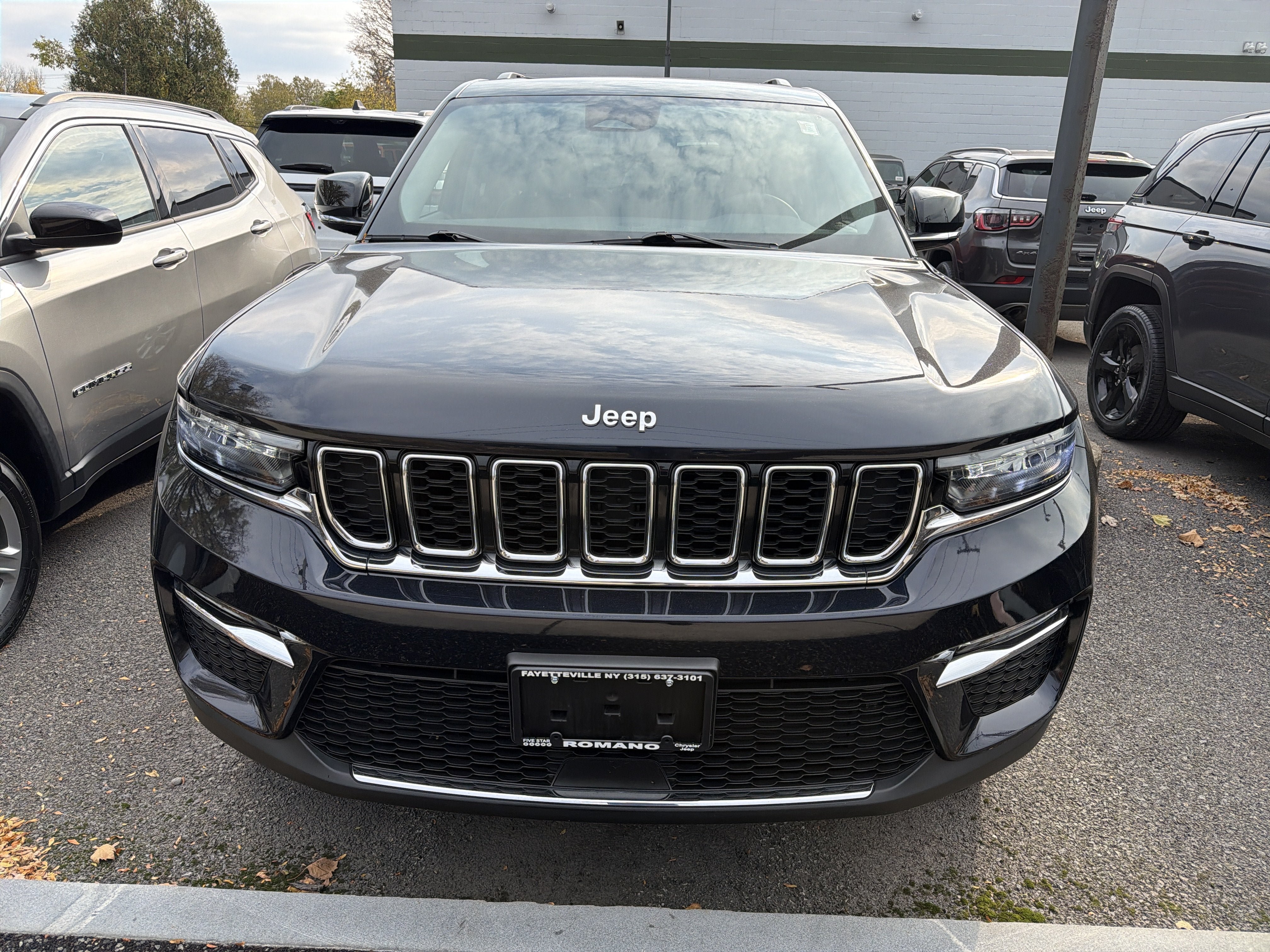 Used 2023 Jeep Grand Cherokee Limited AWD/4WD image 3