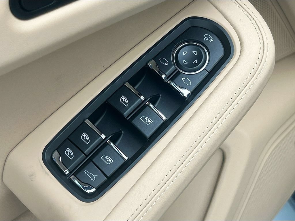 Used 2026 Porsche Macan AWD/4WD image 23