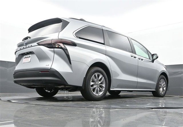 Used 2025 Toyota Sienna LE image 11