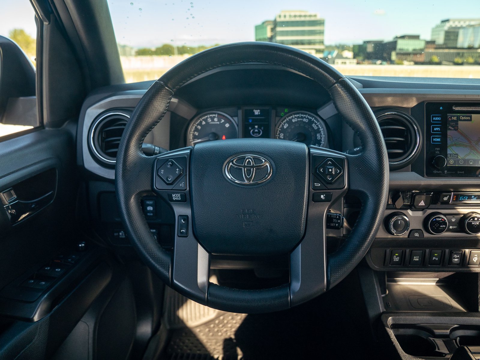Used 2017 Toyota Tacoma TRD Off-Road w/ Premium & Technology Package AWD/4WD image 22