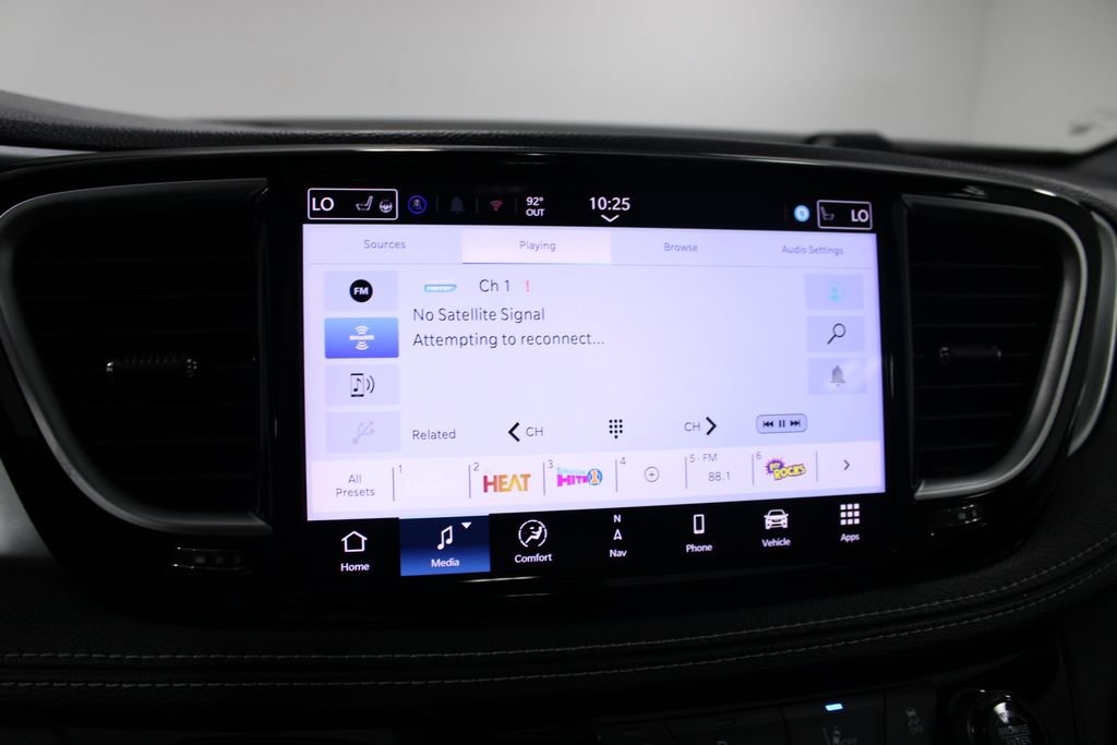 Used 2025 Chrysler Pacifica Limited FWD image 52