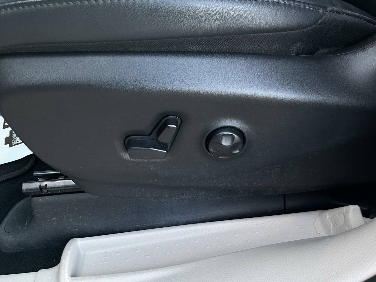 Used 2024 Chrysler Pacifica Touring-L FWD image 9
