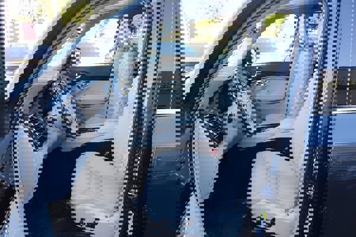 Used 2017 Volvo XC90 T6 Momentum w/ Vision Package image 22