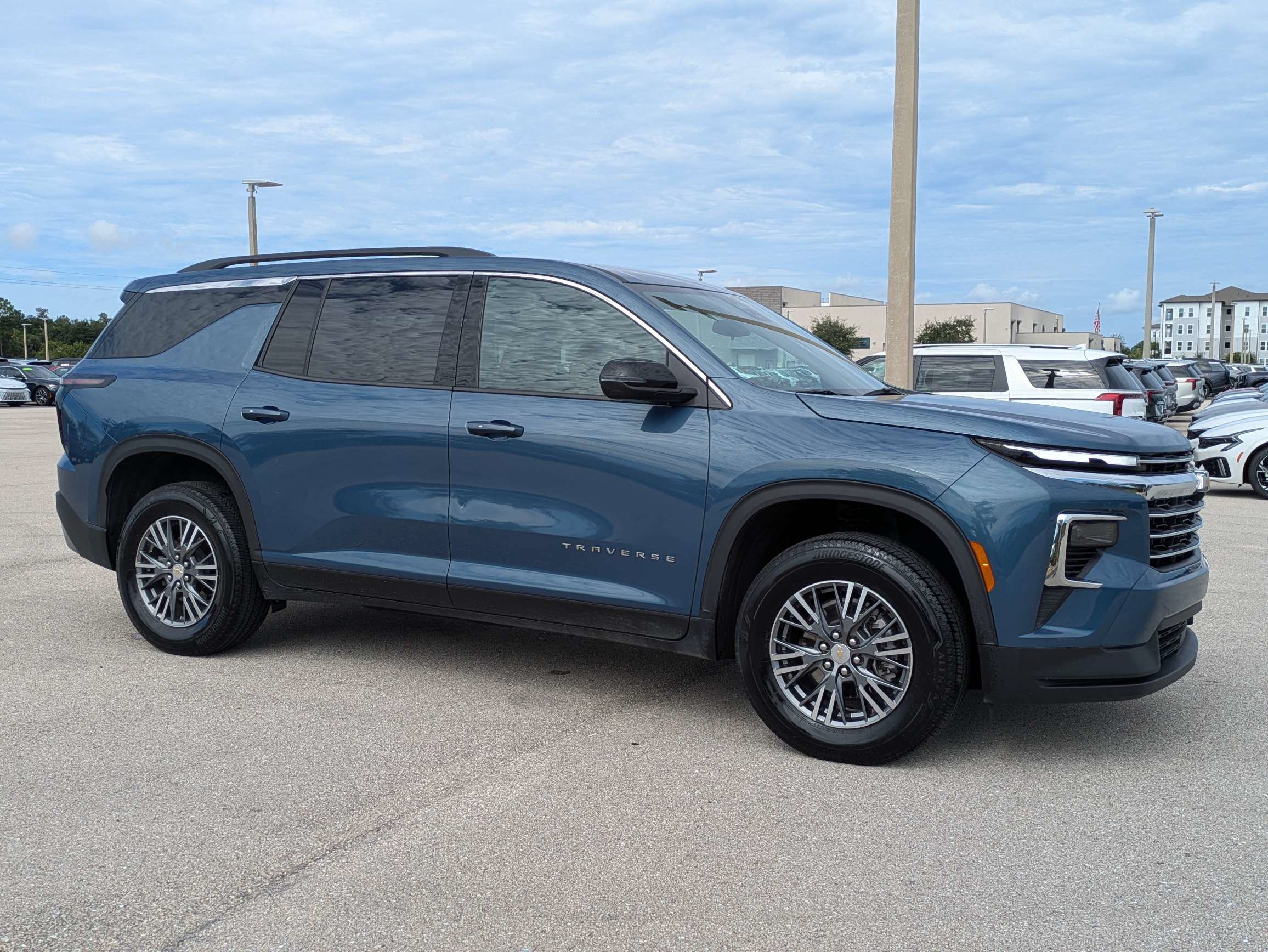 Used 2025 Chevrolet Traverse LT FWD image 2