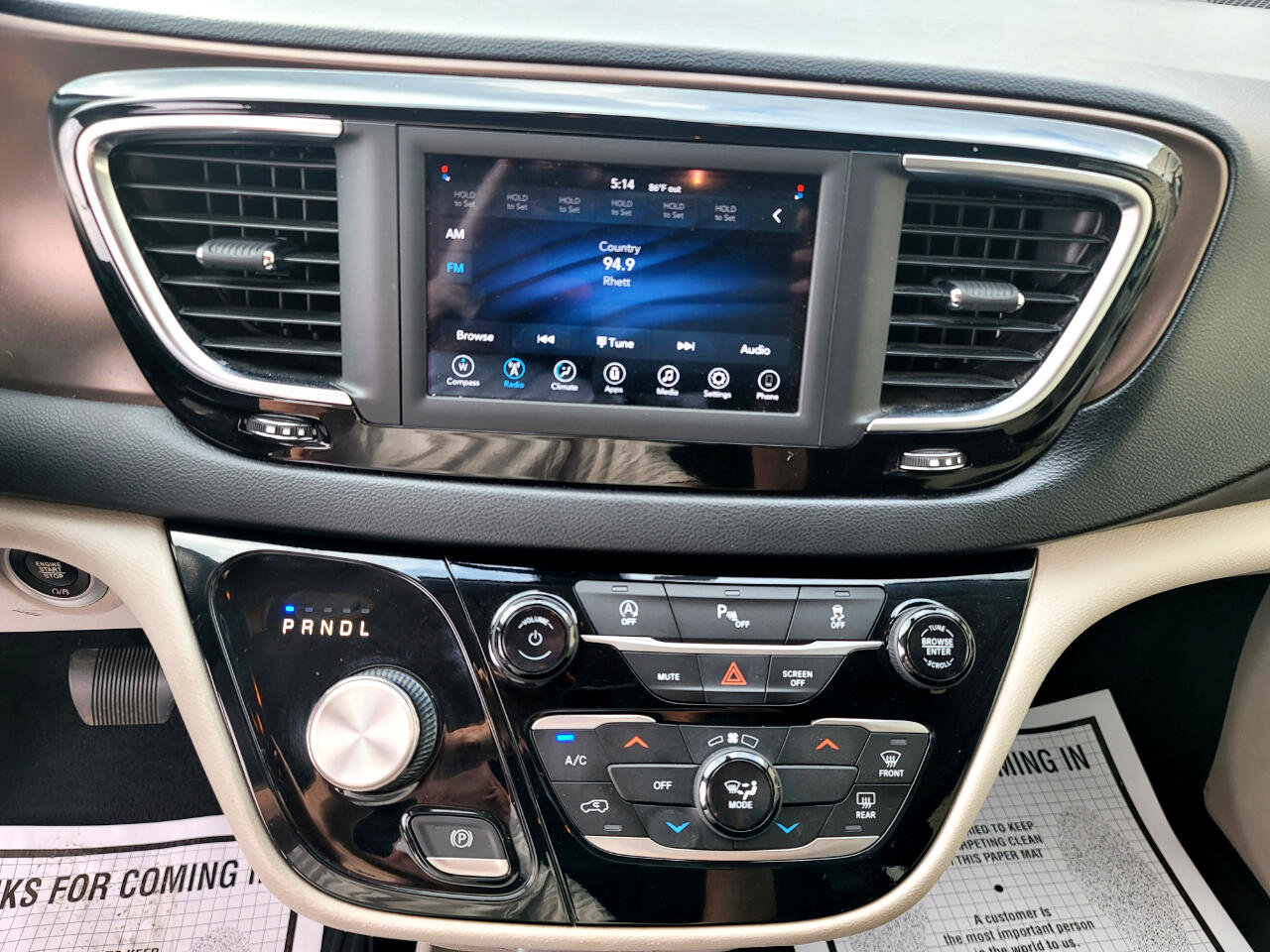Used 2020 Chrysler Voyager L image 19