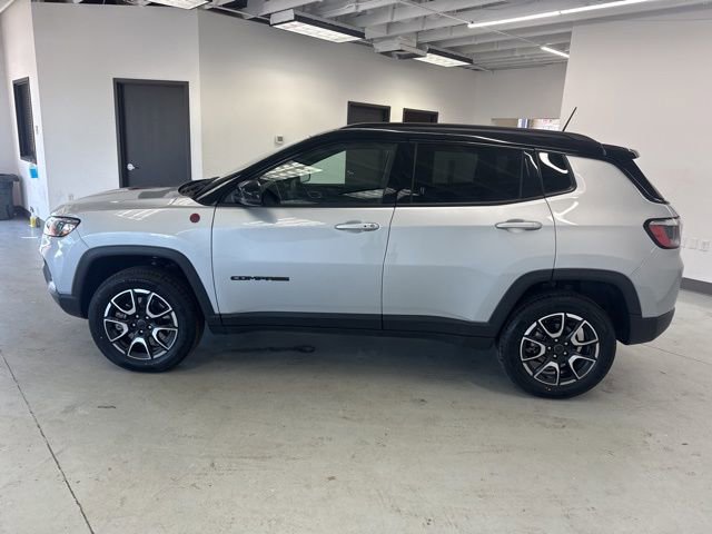 Used 2025 Jeep Compass Trailhawk AWD/4WD image 6