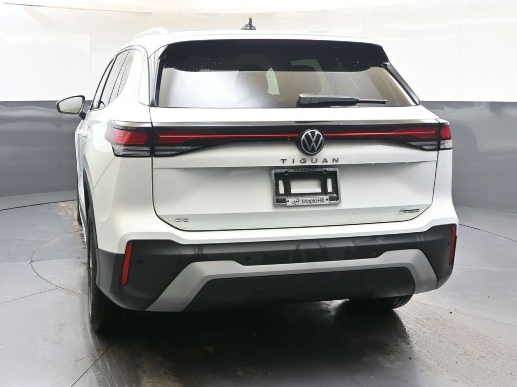 Used 2025 Volkswagen Tiguan SE w/ Panoramic Sunroof Package image 4