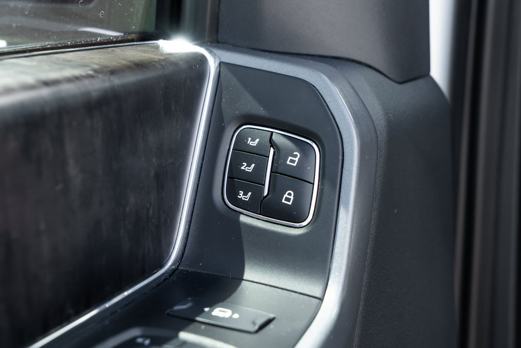 Used 2023 Ford F250 Lariat w/ Lariat Ultimate Package AWD/4WD image 27