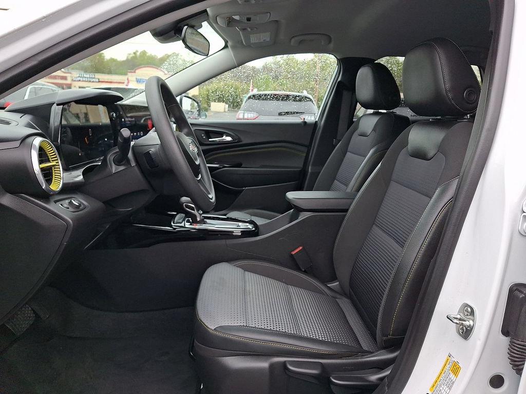 Used 2025 Chevrolet Trax LT FWD image 16