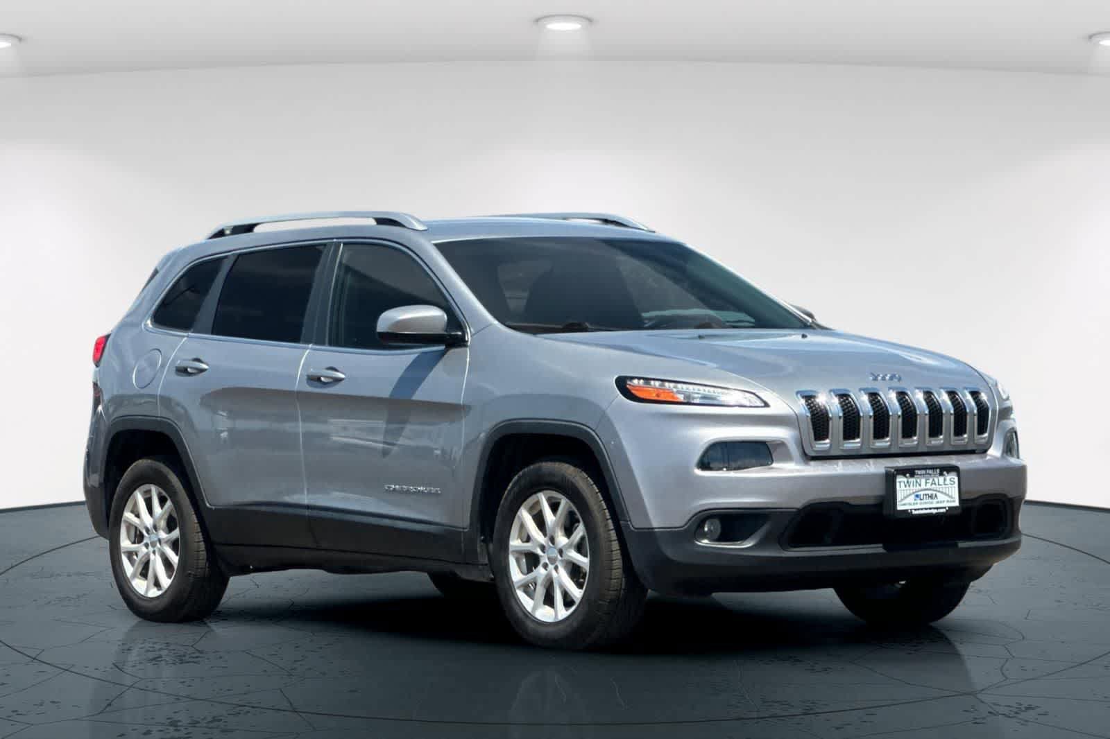 Used 2017 Jeep Cherokee Latitude w/ True North Edition AWD/4WD image 5
