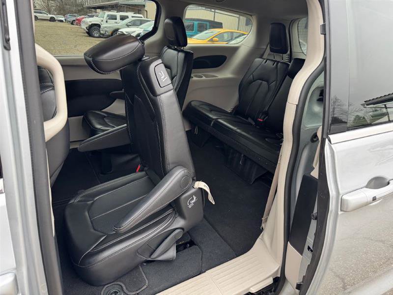 Used 2024 Chrysler Pacifica Touring-L image 31