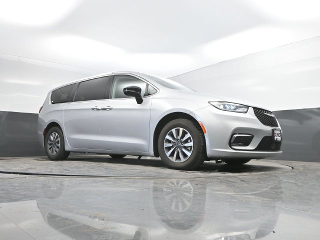 Used 2024 Chrysler Pacifica Limited FWD image 46