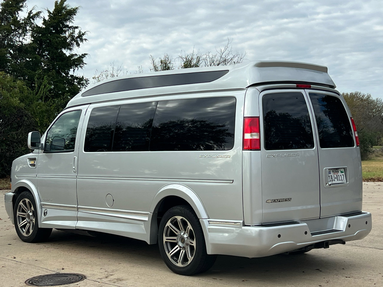 Used 2018 Chevrolet Express 2500 w/ Enhanced Convenience Package image 4