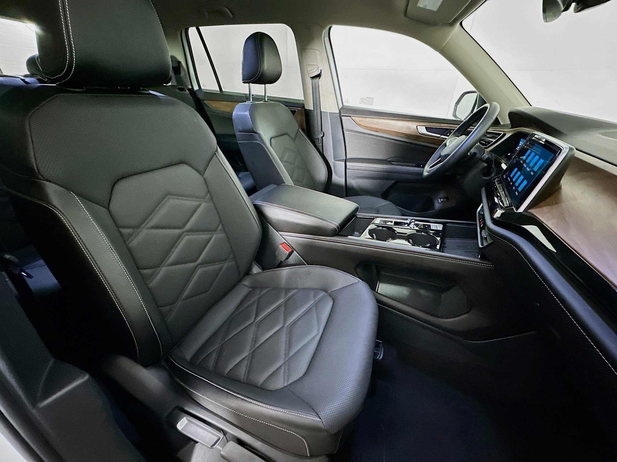 Used 2025 Volkswagen Atlas SE image 33