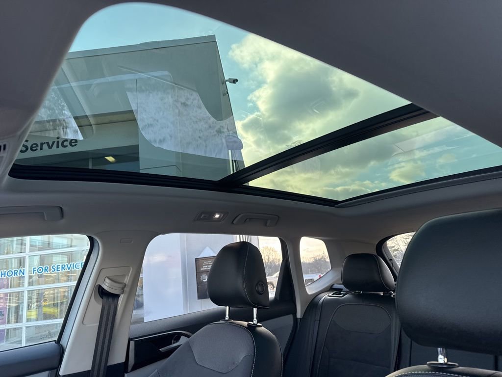 Certified 2022 Volkswagen Taos SE w/ Panoramic Sunroof Package image 11